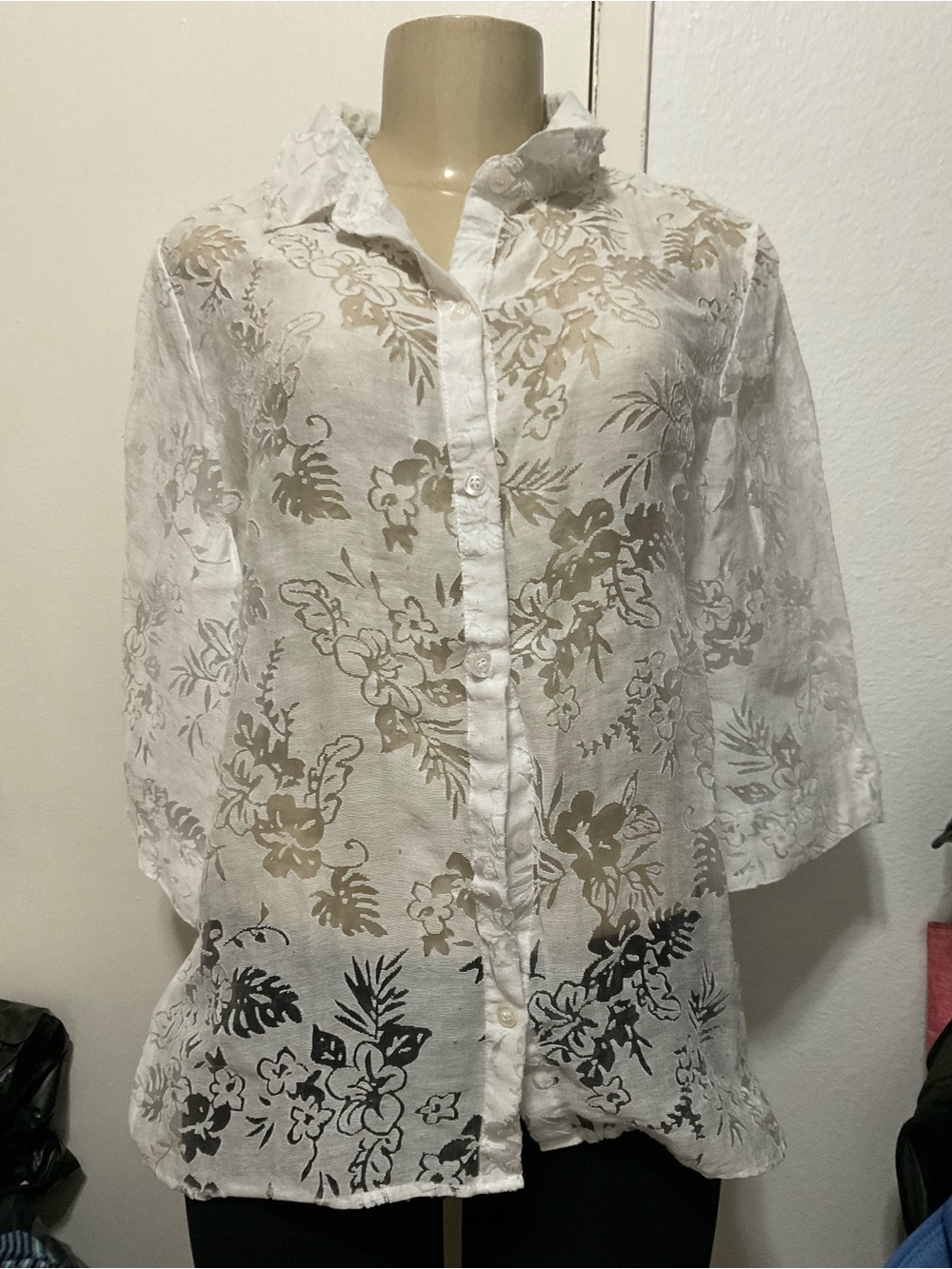 Salon Studio women’s see through White Floral Button-Front Blouse